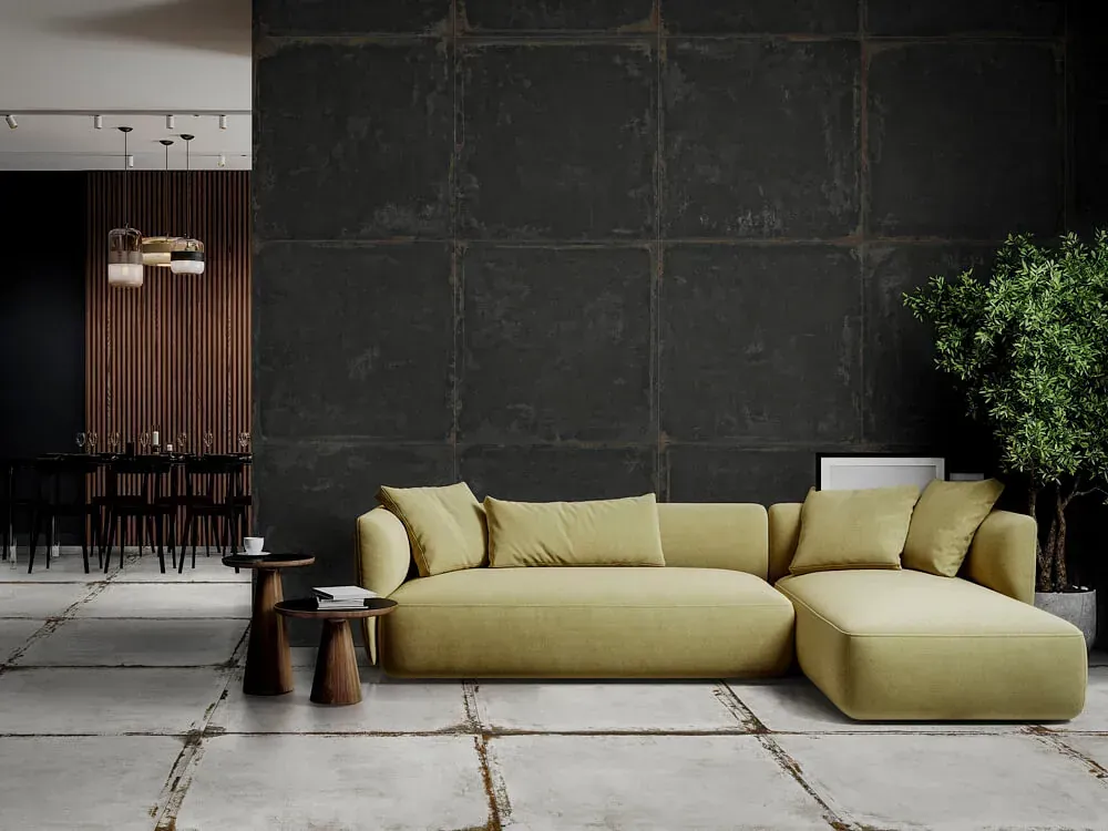 Sala de estar moderna con sofá amarillo, pared de azulejos oscuros, paneles de madera y una planta en maceta.