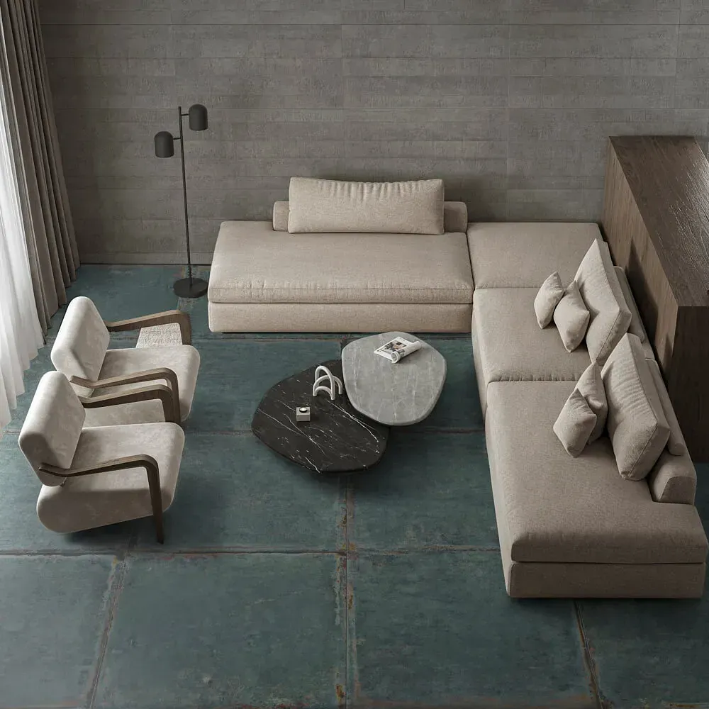 Una sala de estar moderna con un sofá seccional, sillones y mesas de café sobre un piso de baldosas.