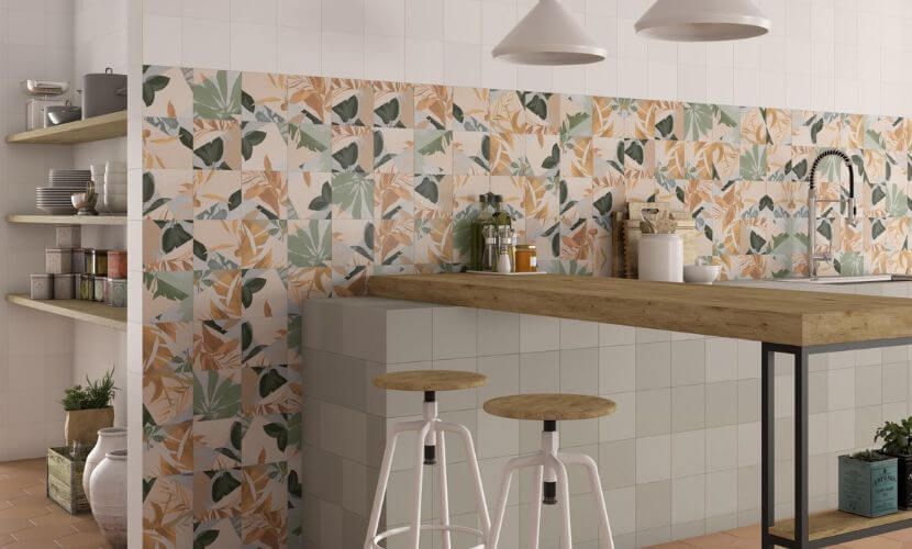 Cocina con salpicadero con estampado floral, encimera de madera, estanterías abiertas y taburetes.