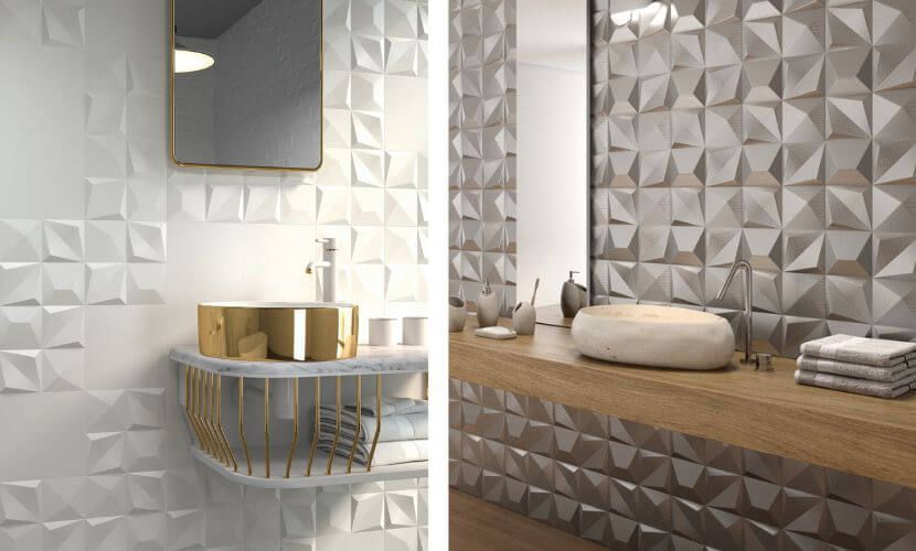 Dos baños con paredes de azulejos geométricos blancos y plateados.