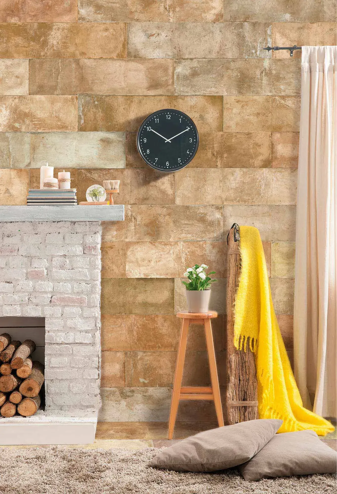 Acogedora sala de estar con chimenea de ladrillo, pared revestida de madera, reloj y manta amarilla sobre un soporte de madera.
