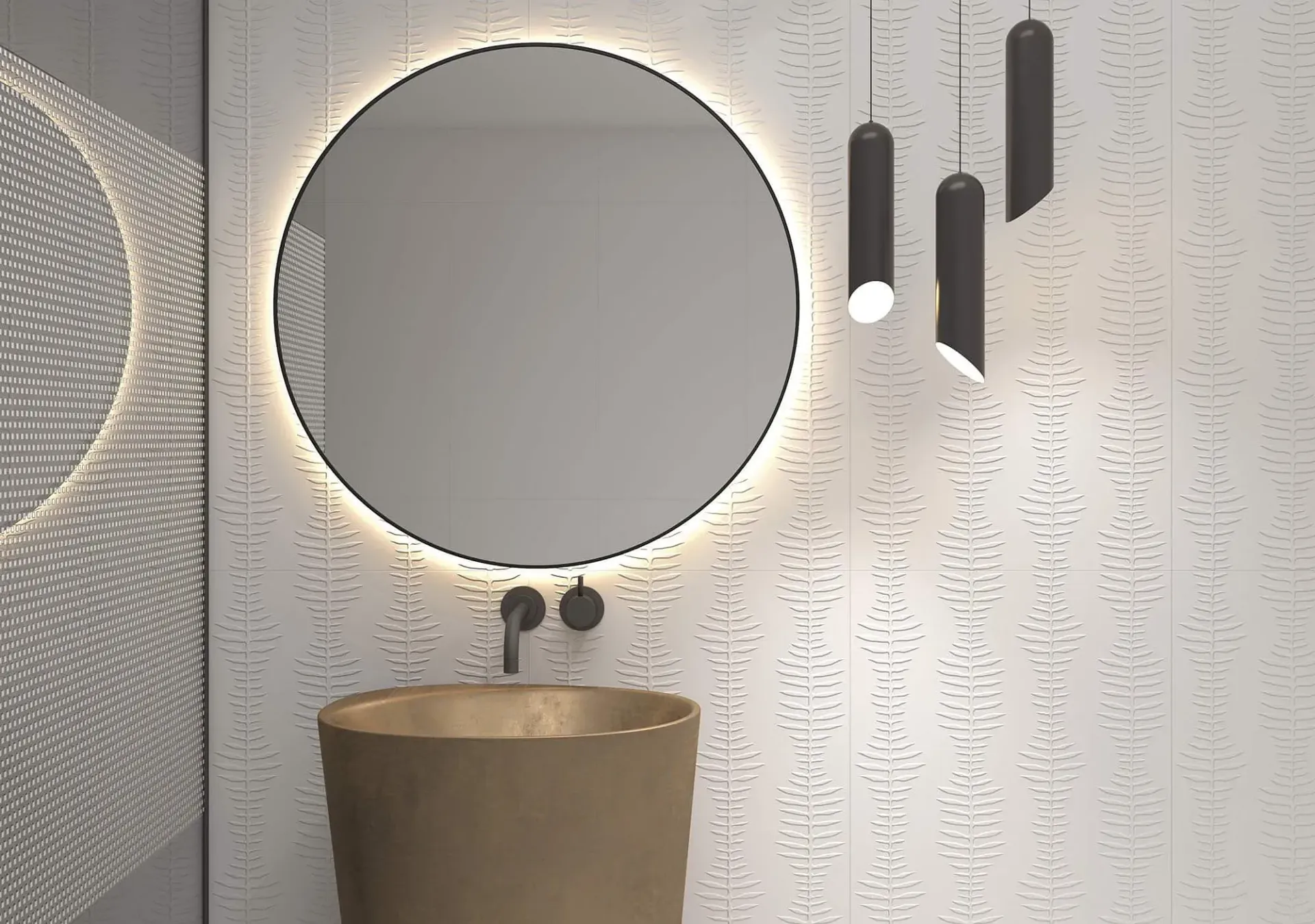 Baño moderno con espejo redondo, lavabo beige y paredes blancas estampadas. Lámparas colgantes negras.