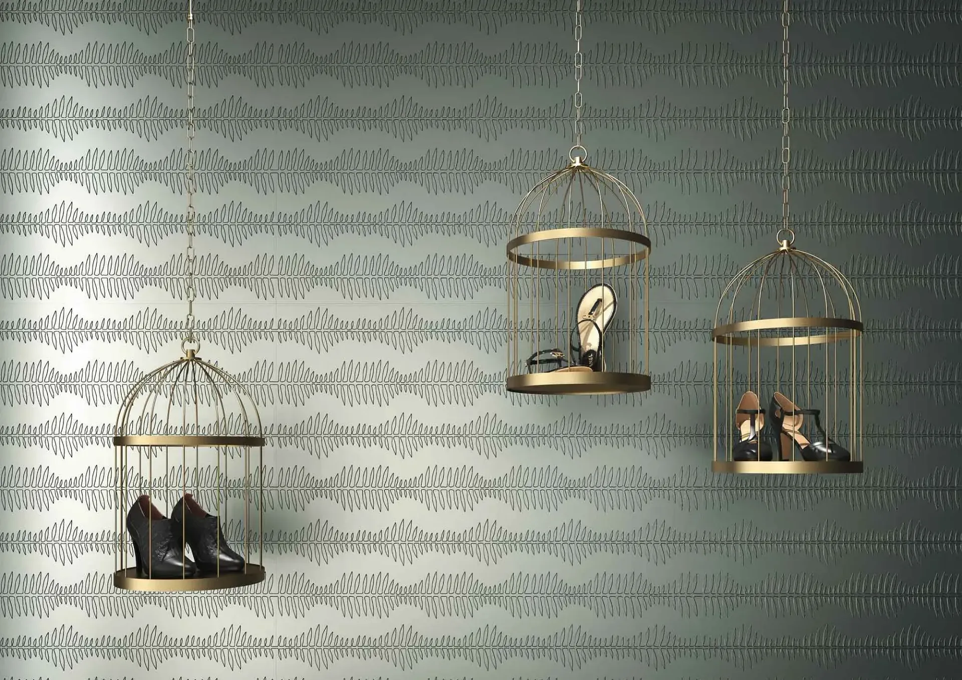 Tres jaulas de pájaros ornamentadas colgadas sobre una pared texturizada; cada una contiene zapatos y pequeñas figuras.