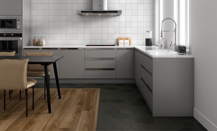 Cocina gris moderna con salpicadero de azulejos, electrodomésticos de acero inoxidable y suelos de madera.