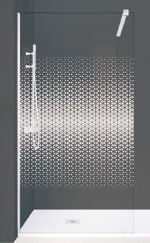 Mampara de ducha con diseño geométrico y rociador, montado sobre base de color blanco.