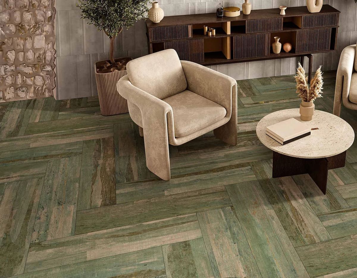 Sala de estar con suelo de espiga verde, sillas beige y consola de madera.