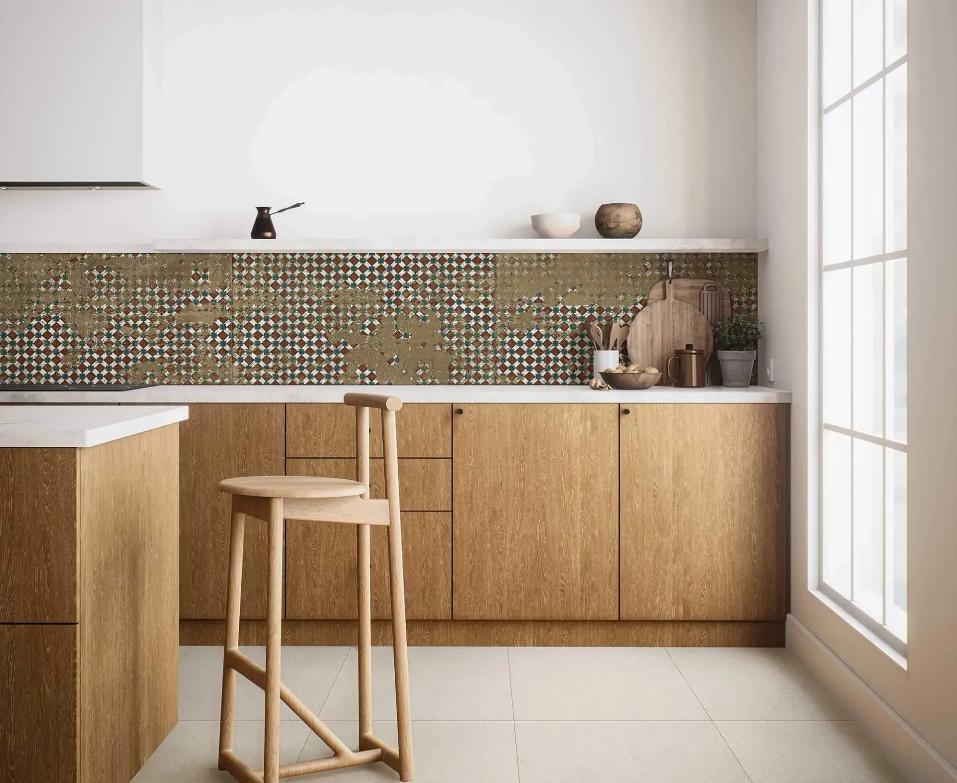 Cocina moderna con gabinetes de corcho, protector contra salpicaduras estampado, taburete de madera y ventana grande.