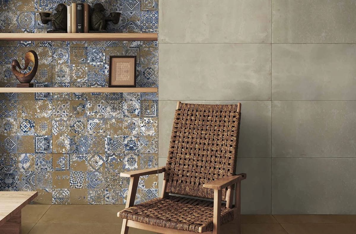 Una habitación con una pared de azulejos estampados, una silla de madera, estantes y obras de arte enmarcadas.