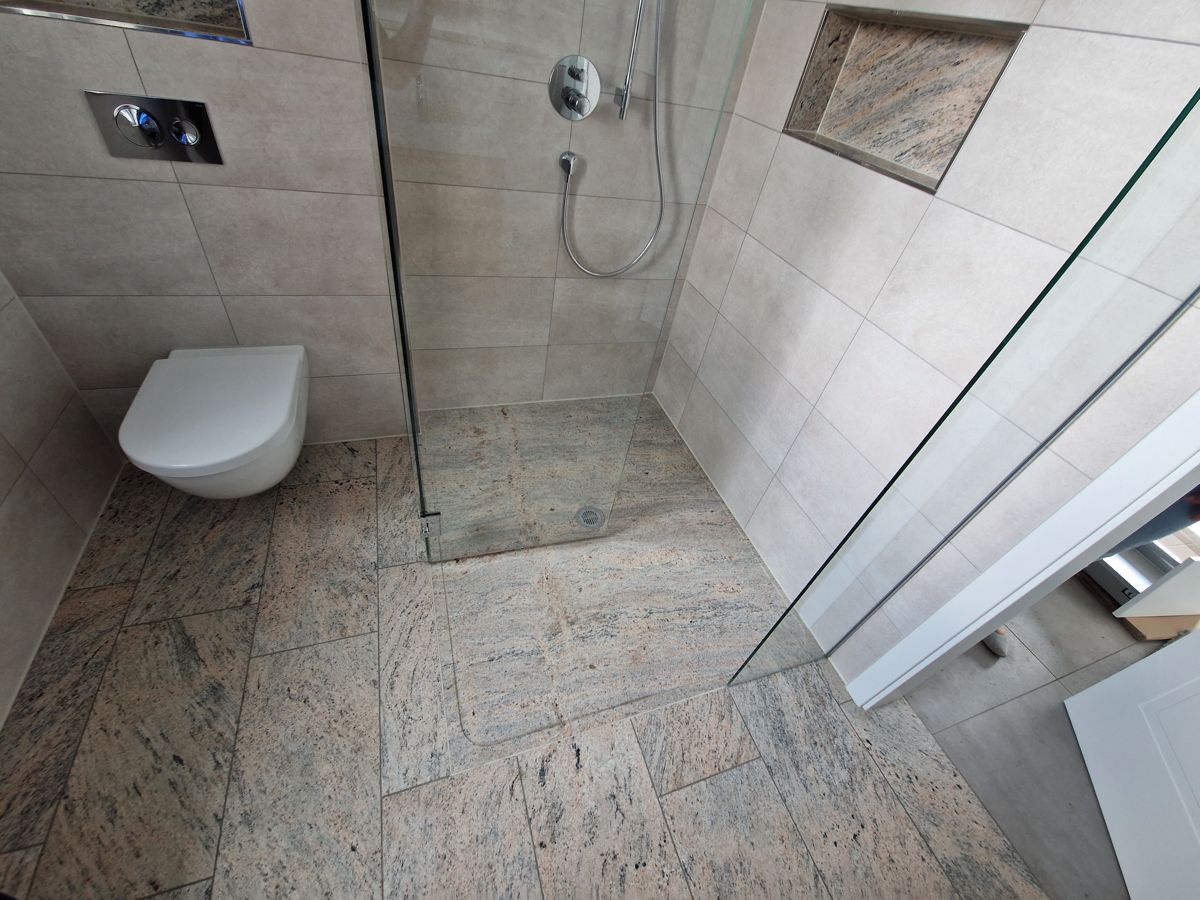 Dusche mit Naturstein