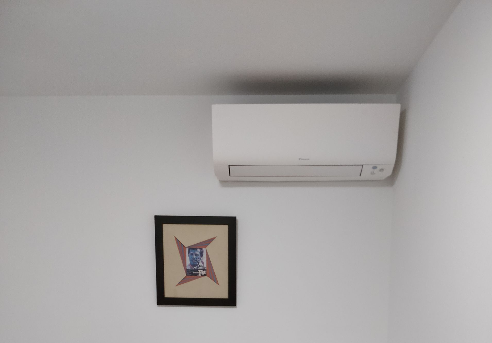 CLIMATISEUR DAIKIN PERFERA dans un saloon