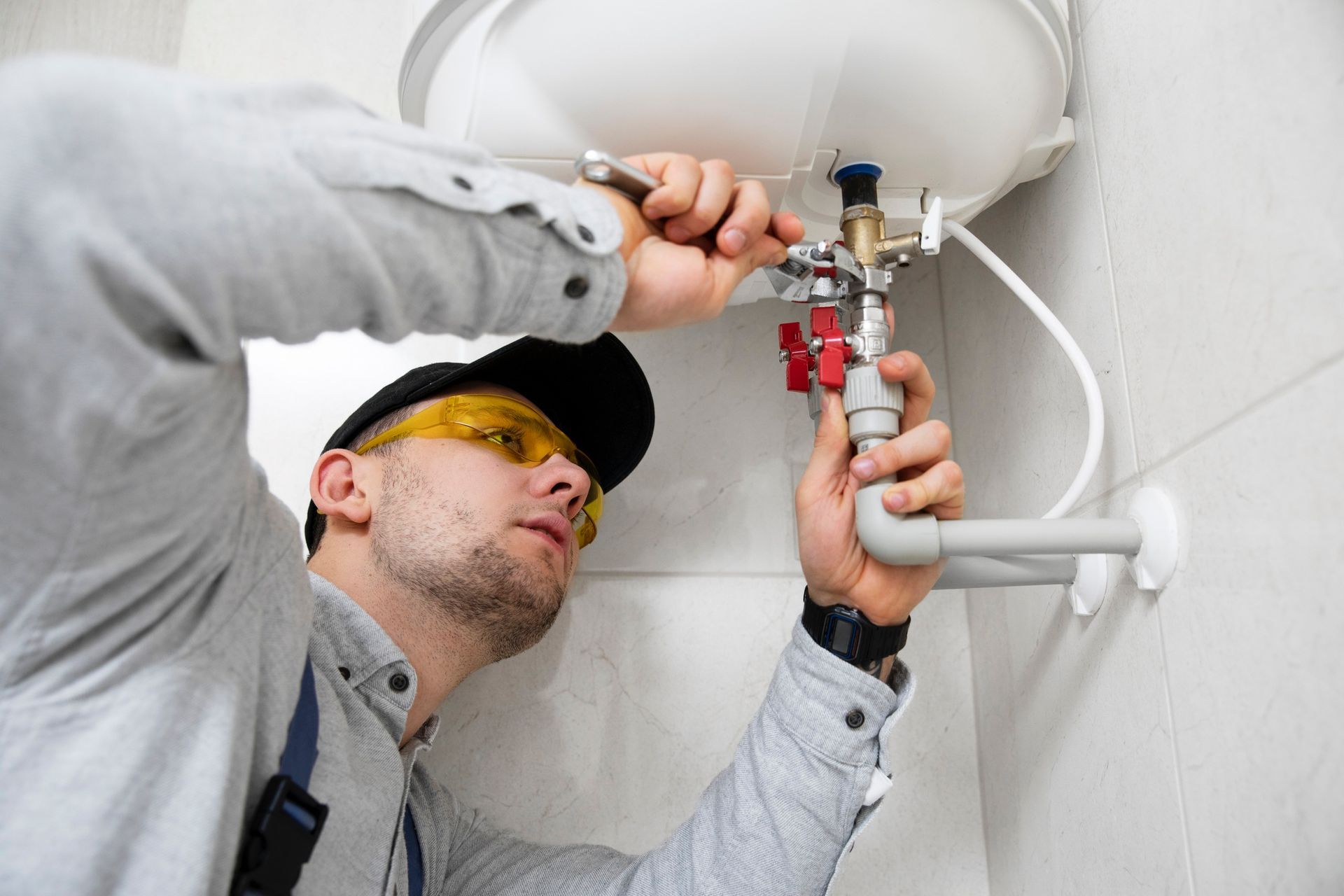 Chauffagiste ADECC réalisant un diagnostic sur une installation de chauffage