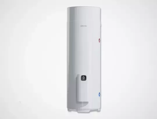 Chauffagiste ADECC réalisant un diagnostic sur une installation de chauffage