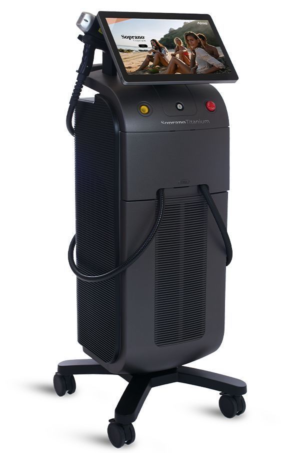Das Bein einer Person wird mit einem Laserhaarentfernungsgerät behandelt, das von einer behandschuhten Hand mit einem weissen Gerät gehalten wird.