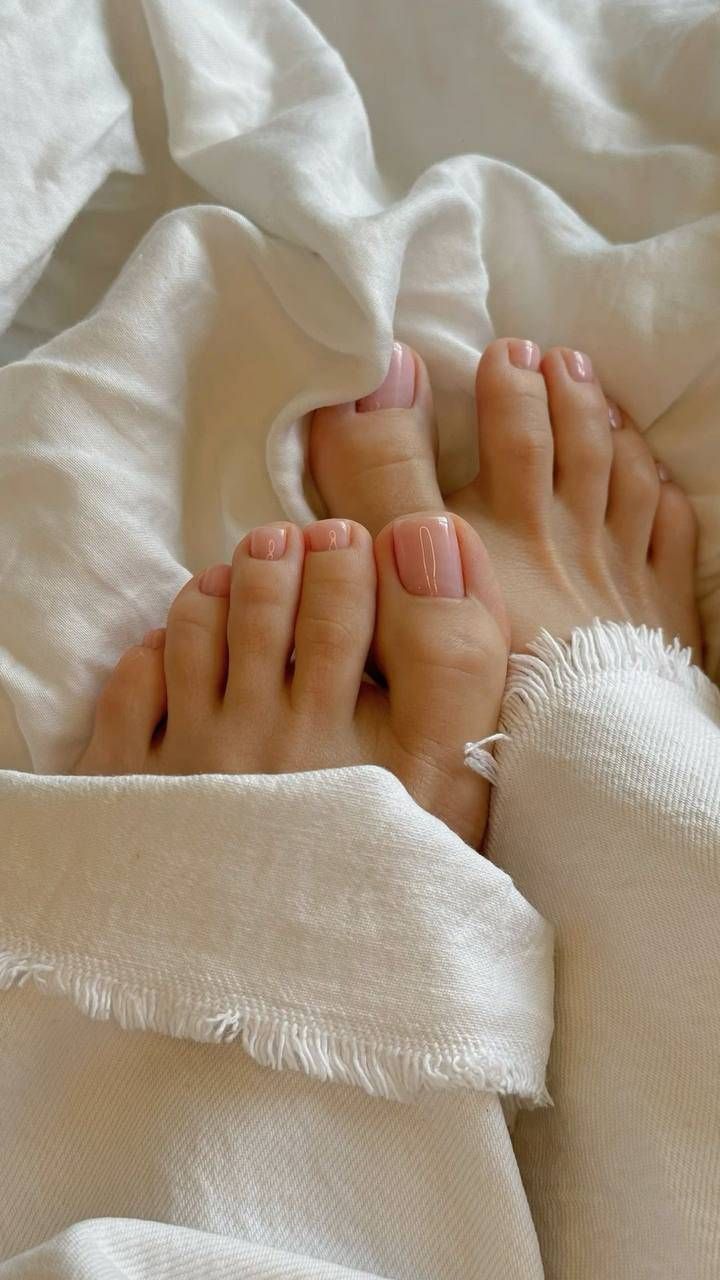 Hände und Füsse, French Manicure, Spa-Ambiente mit Kompresse und Grünzeug.
