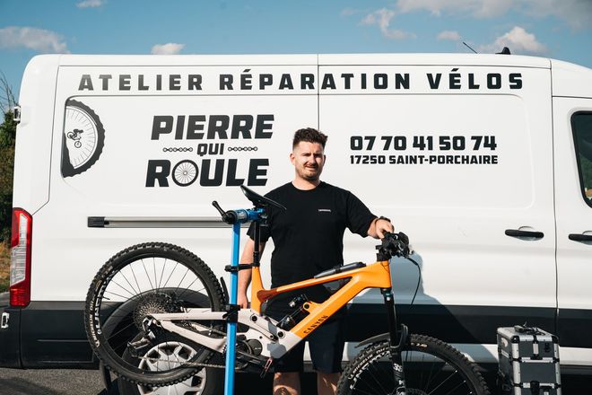 Un VTTAE devant un fourgon de réparation