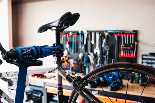 Un vélo dans l'atelier.