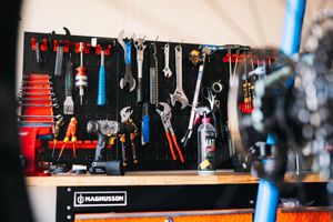 Des outils.