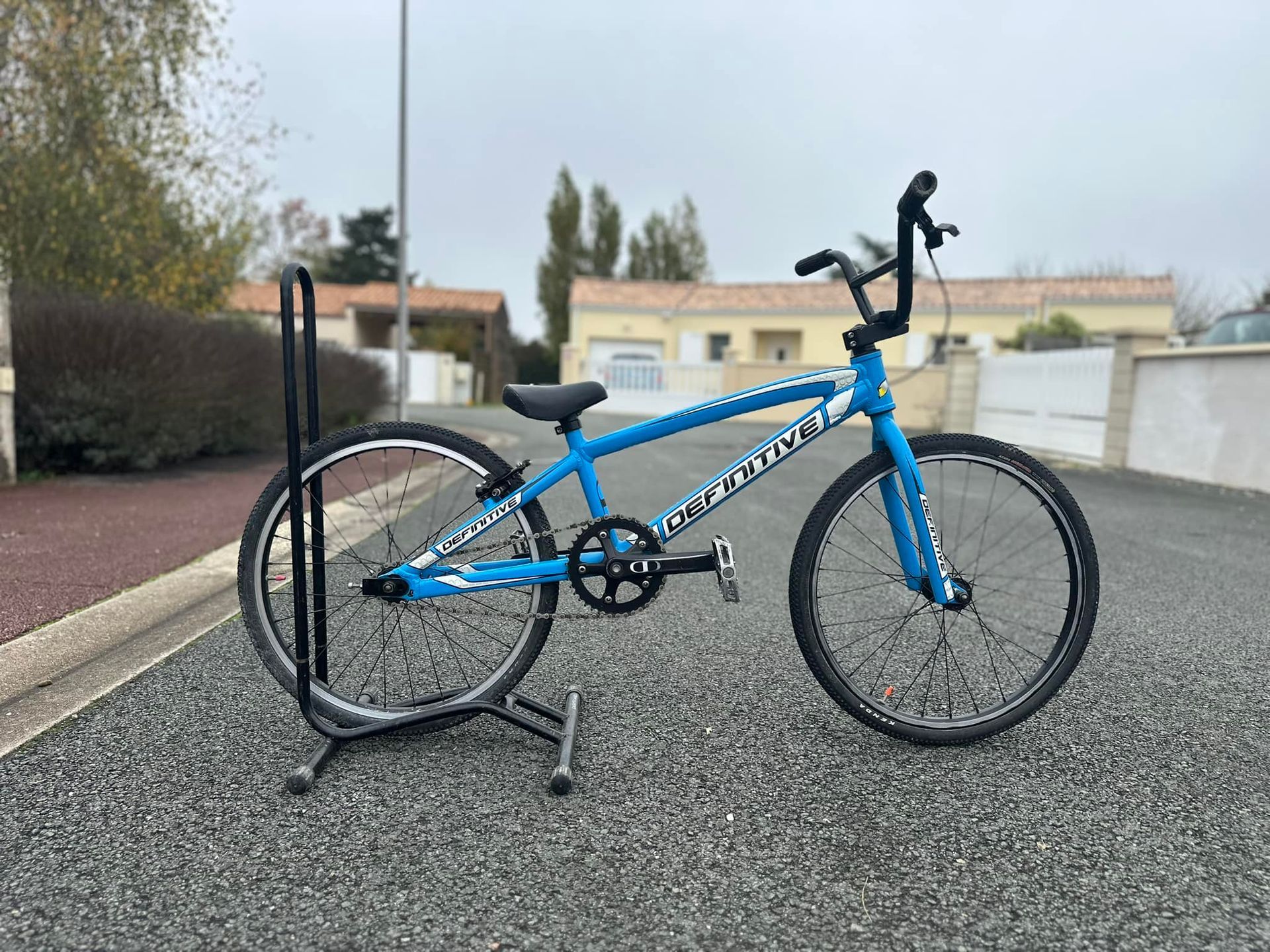 Un vélo bleu avec deux pédales.