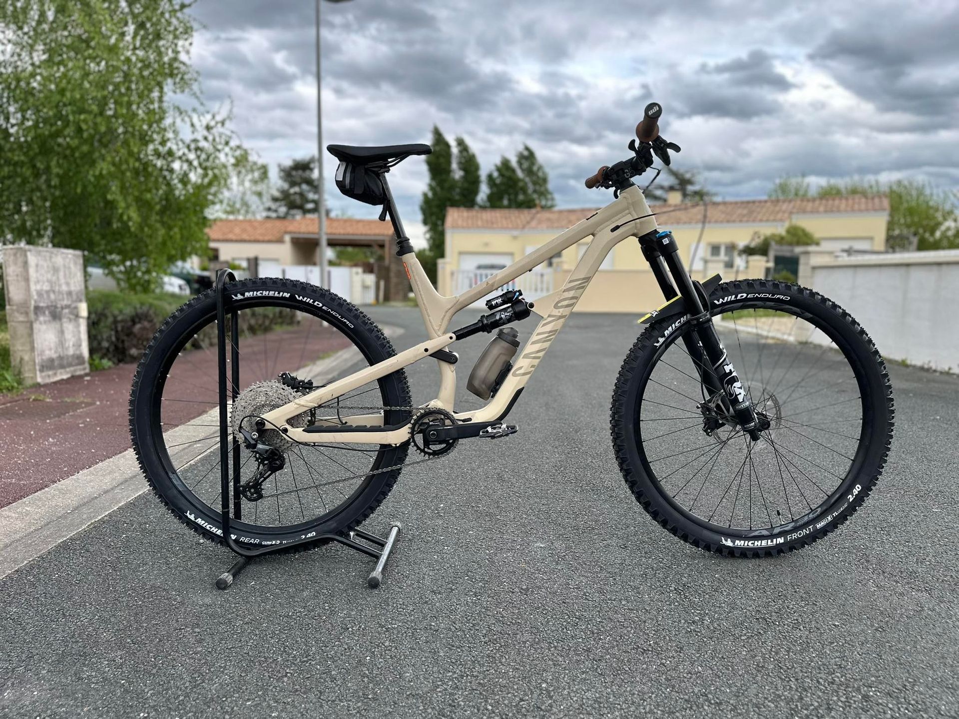 Un vélo beige foncé.
