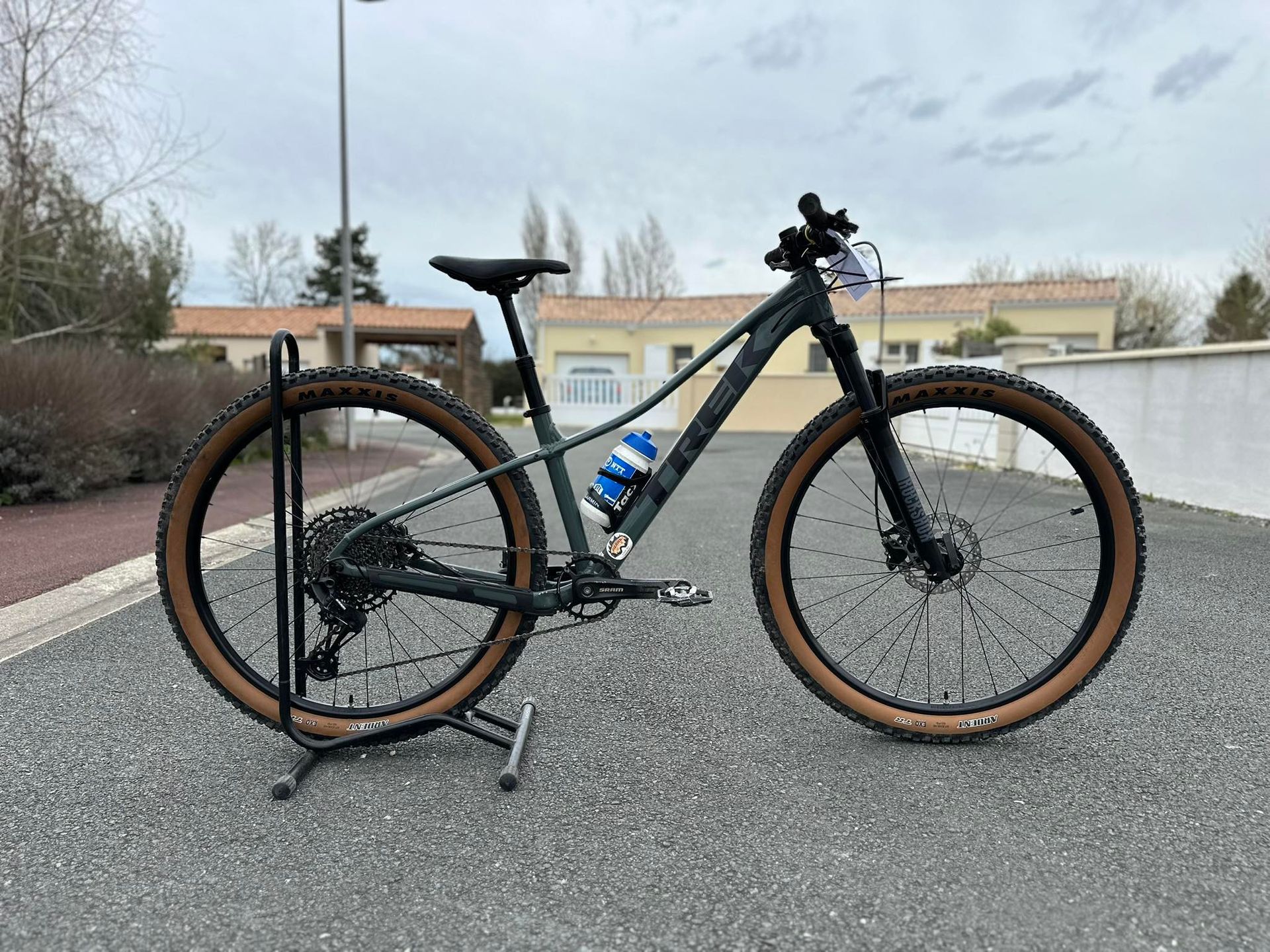 Un vélo avec un porte-bouteilles.