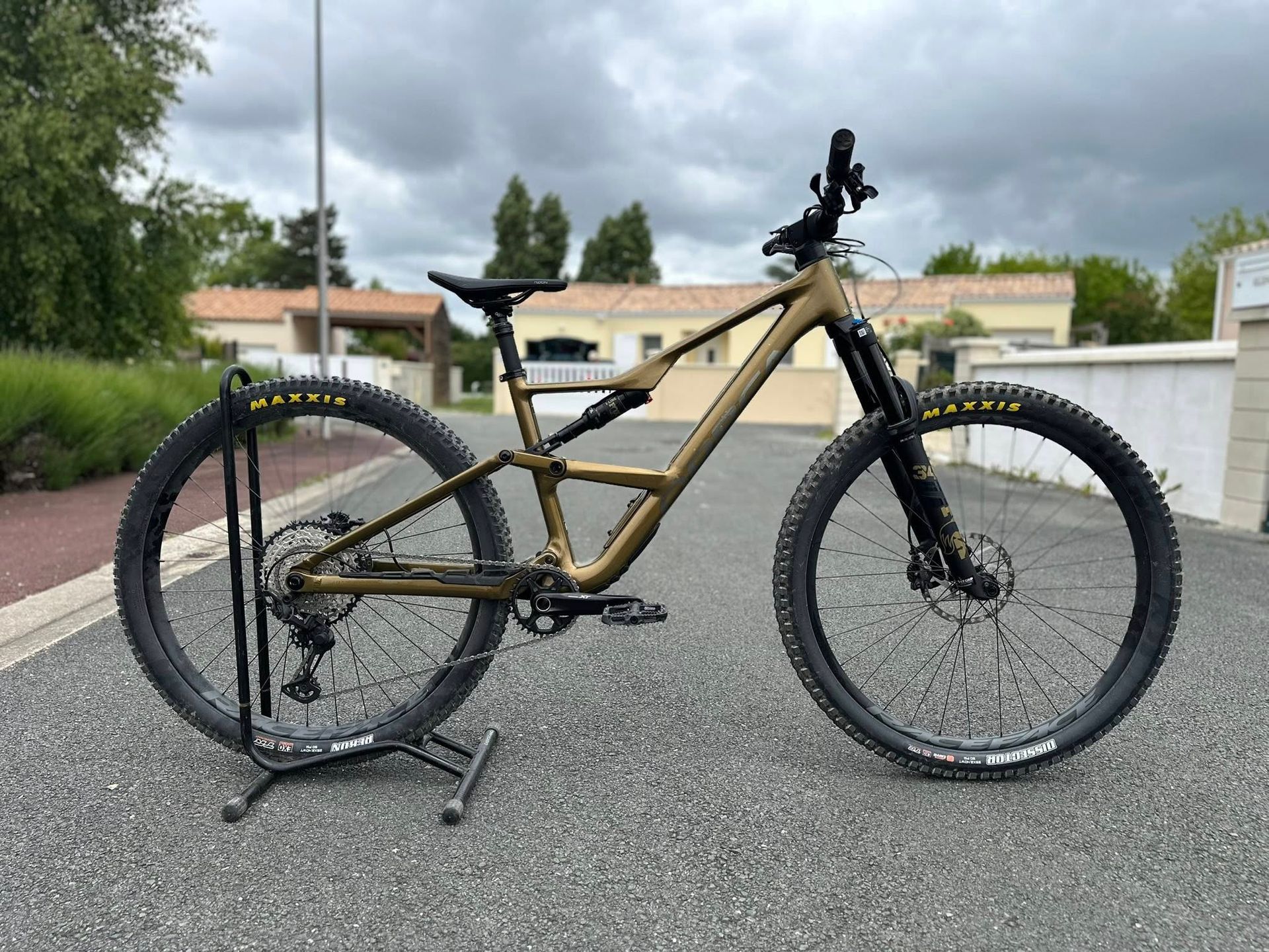 Un vélo garé sur un chemin de ville.