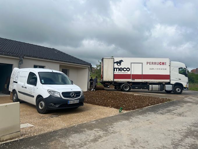 Le camion Demeco en chargement à l'occasion d'un déménagement