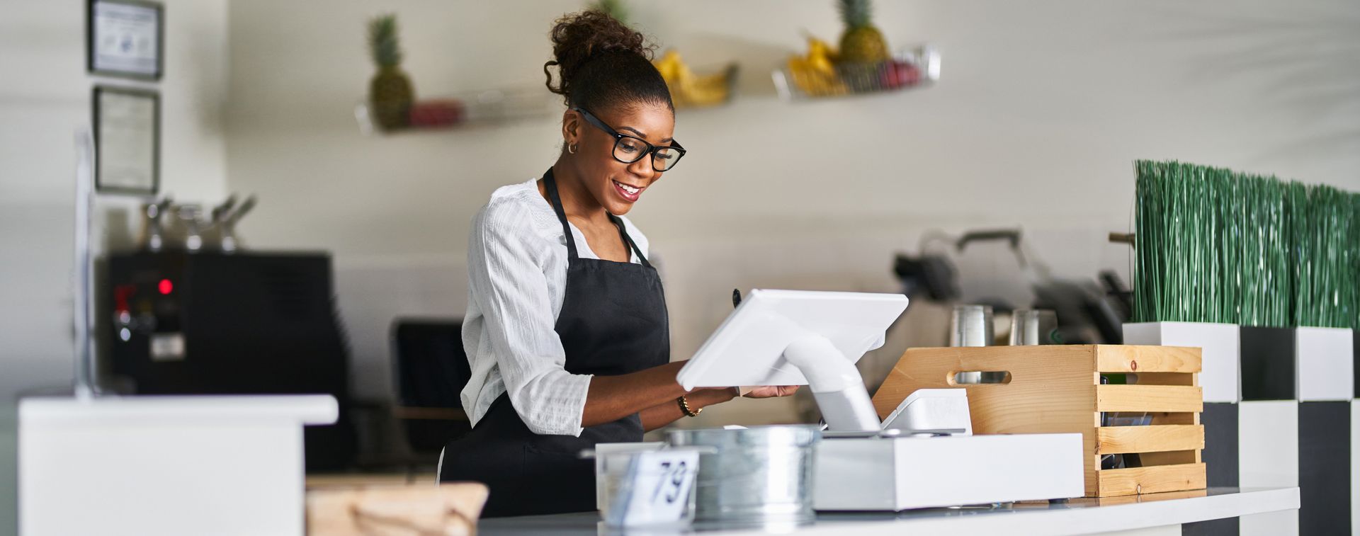 Femme tenant une boutique
