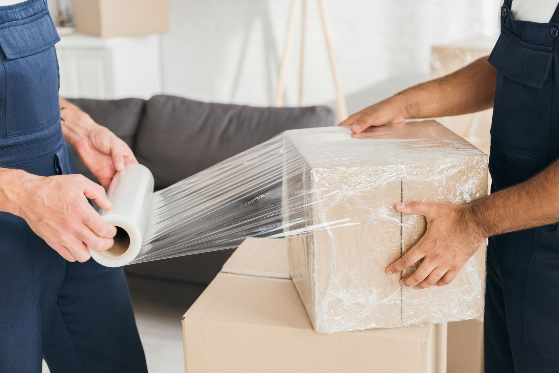 Emballage par des déménageurs de professionnels différents cartons