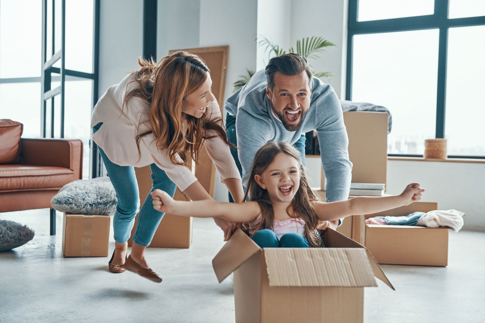 Une famille qui profite et joue ensemble dans un salon entouré de cartons