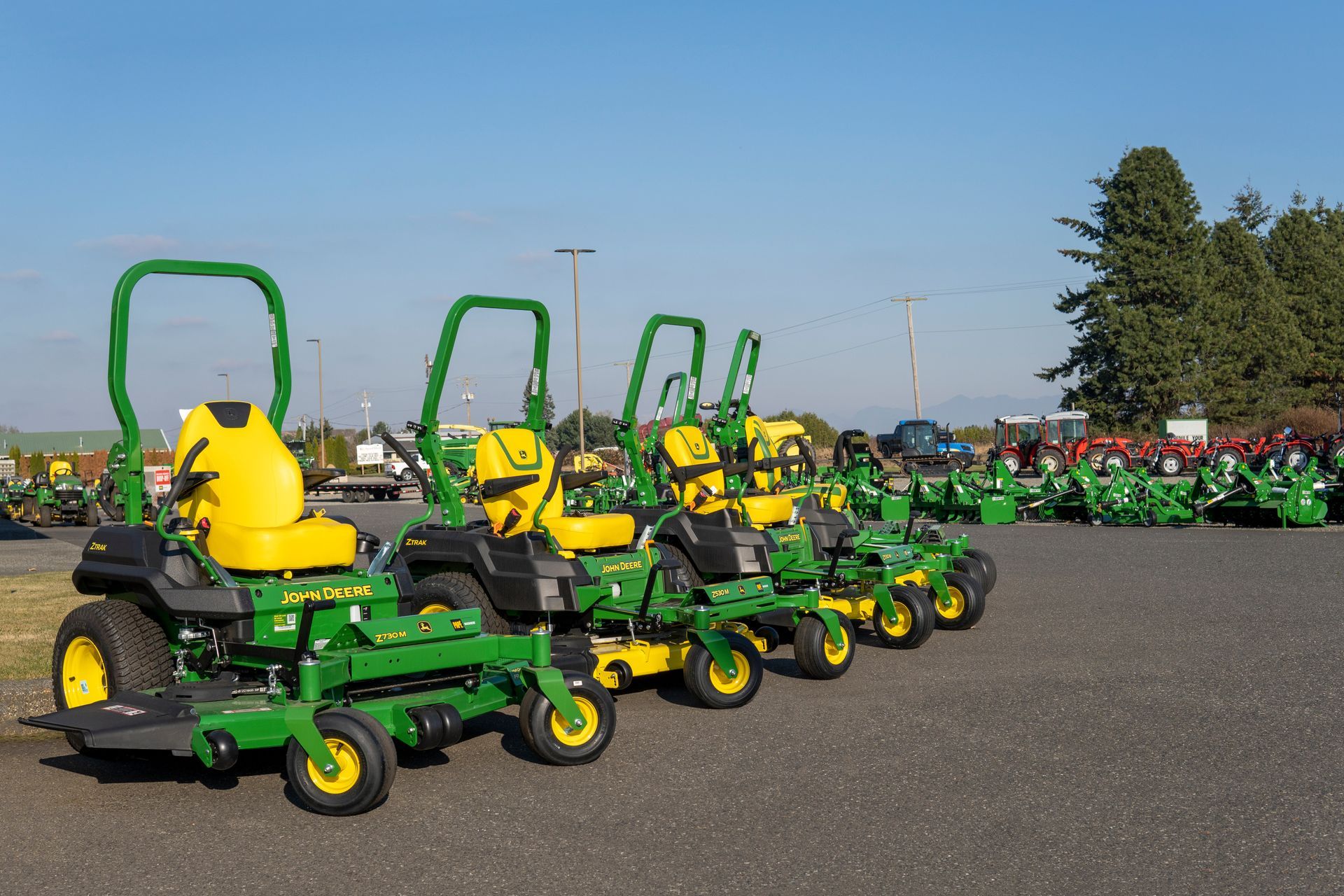 Des véhicules agricoles alignés dans un parking