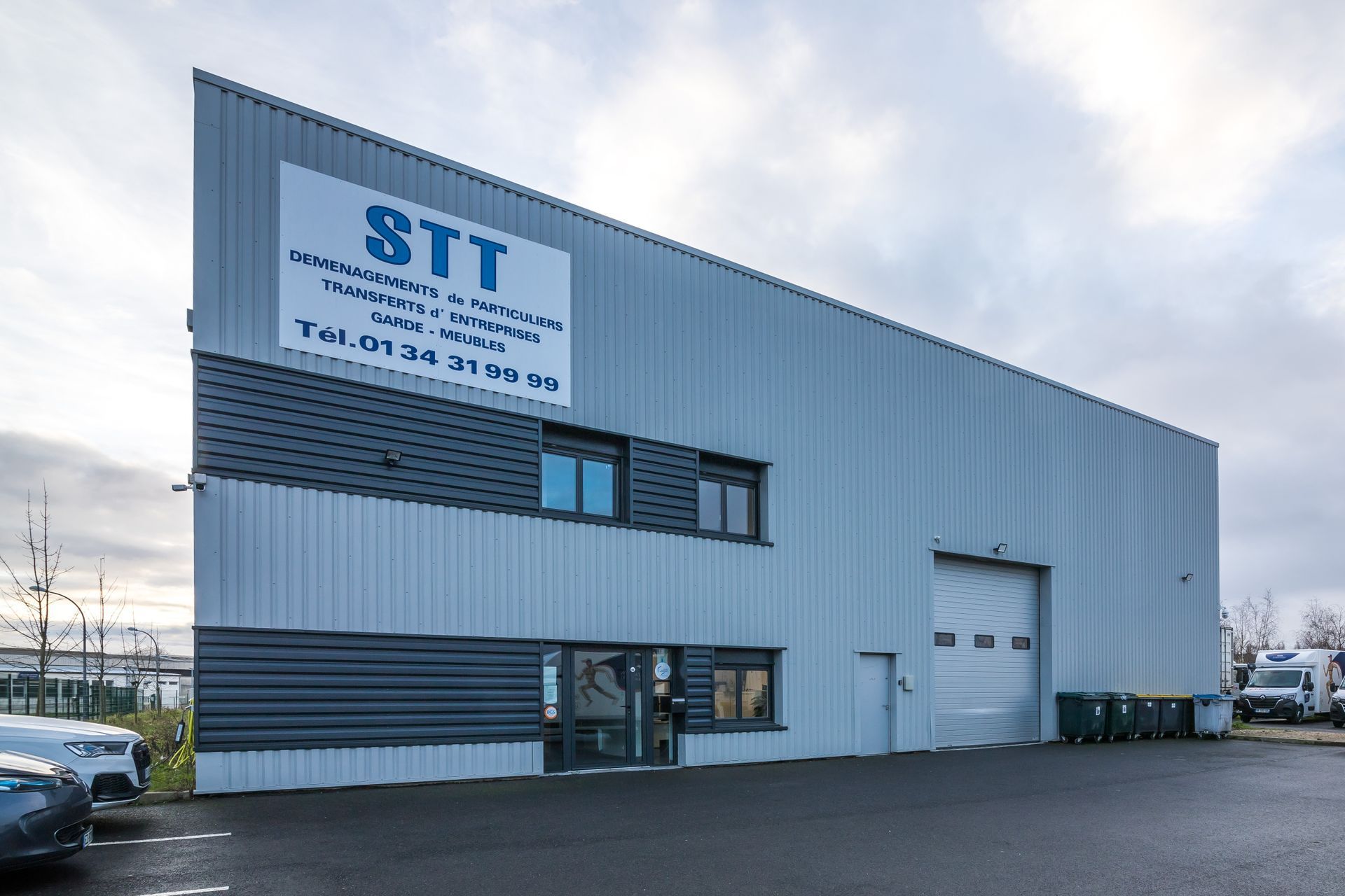 Deux camions de déménagement