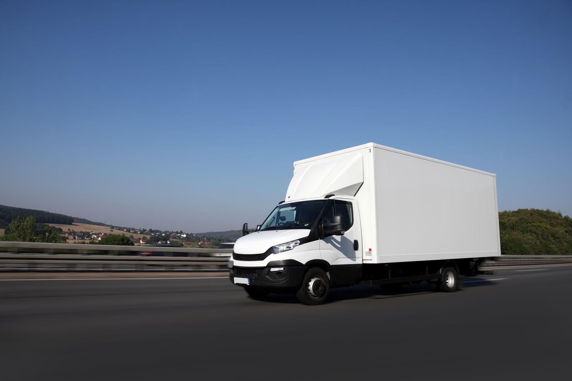 Camion de déménagement sur une route