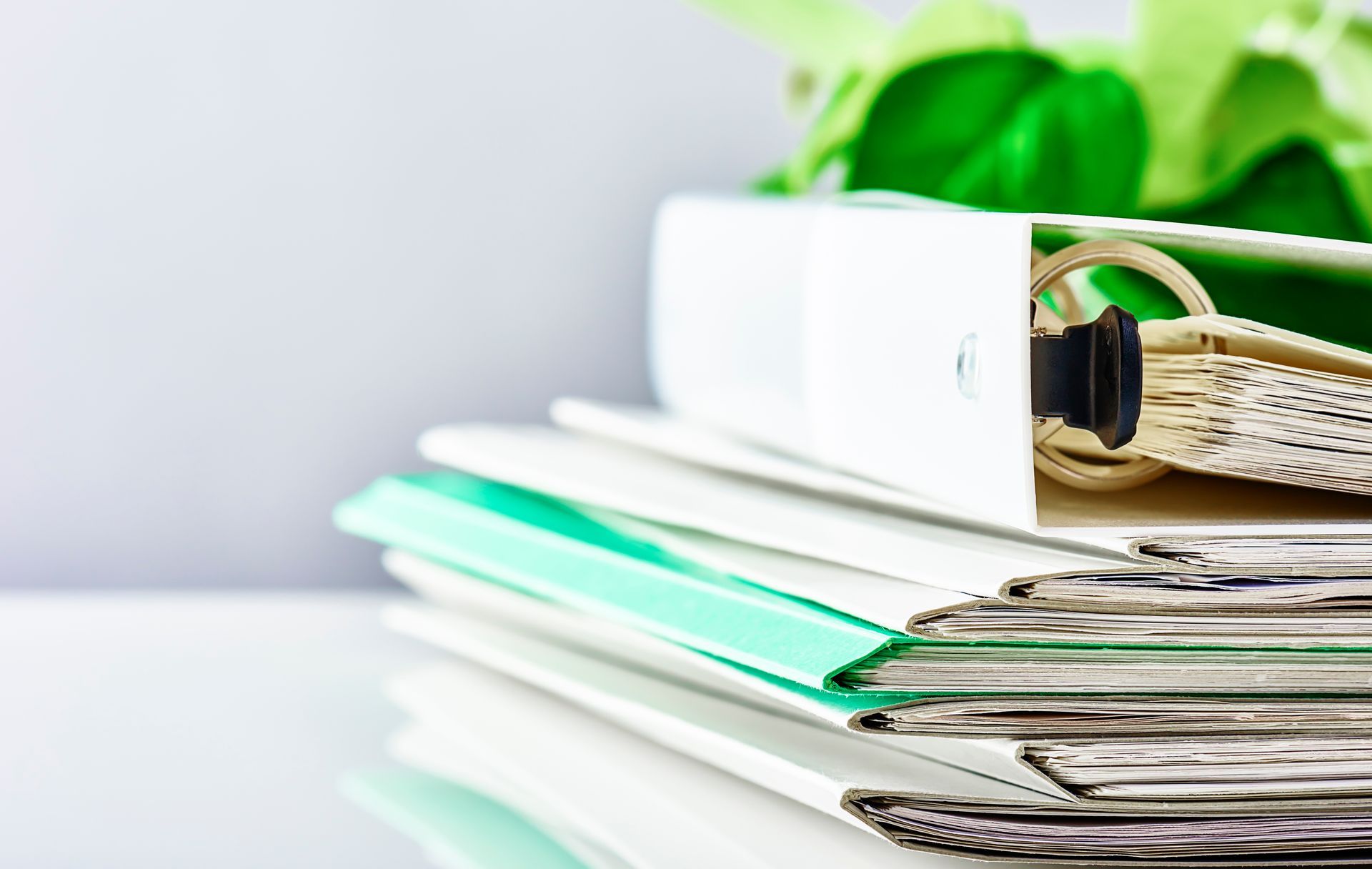 Pile de dossiers avec un classeur