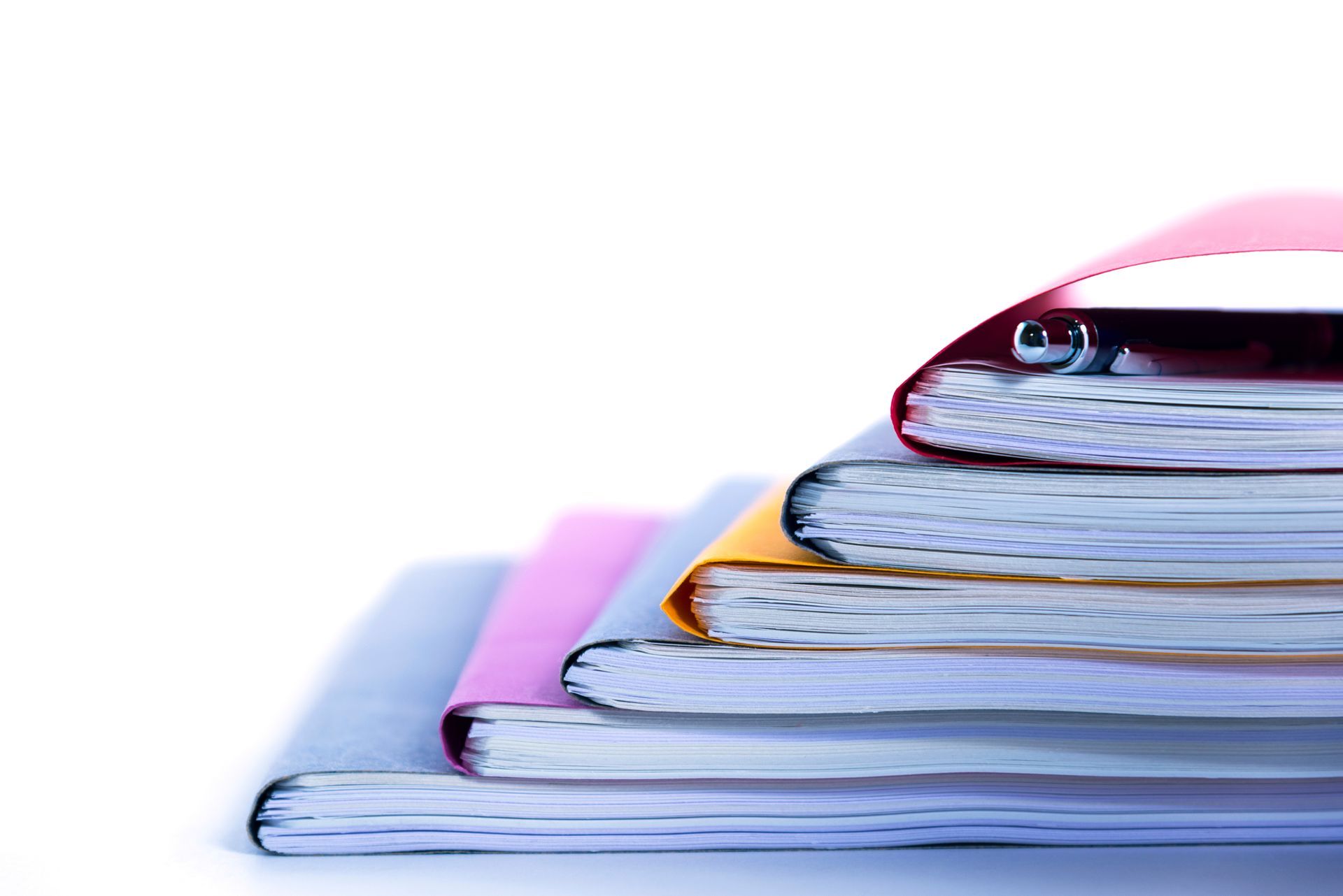 Plusieurs documents rangés dans des dossiers