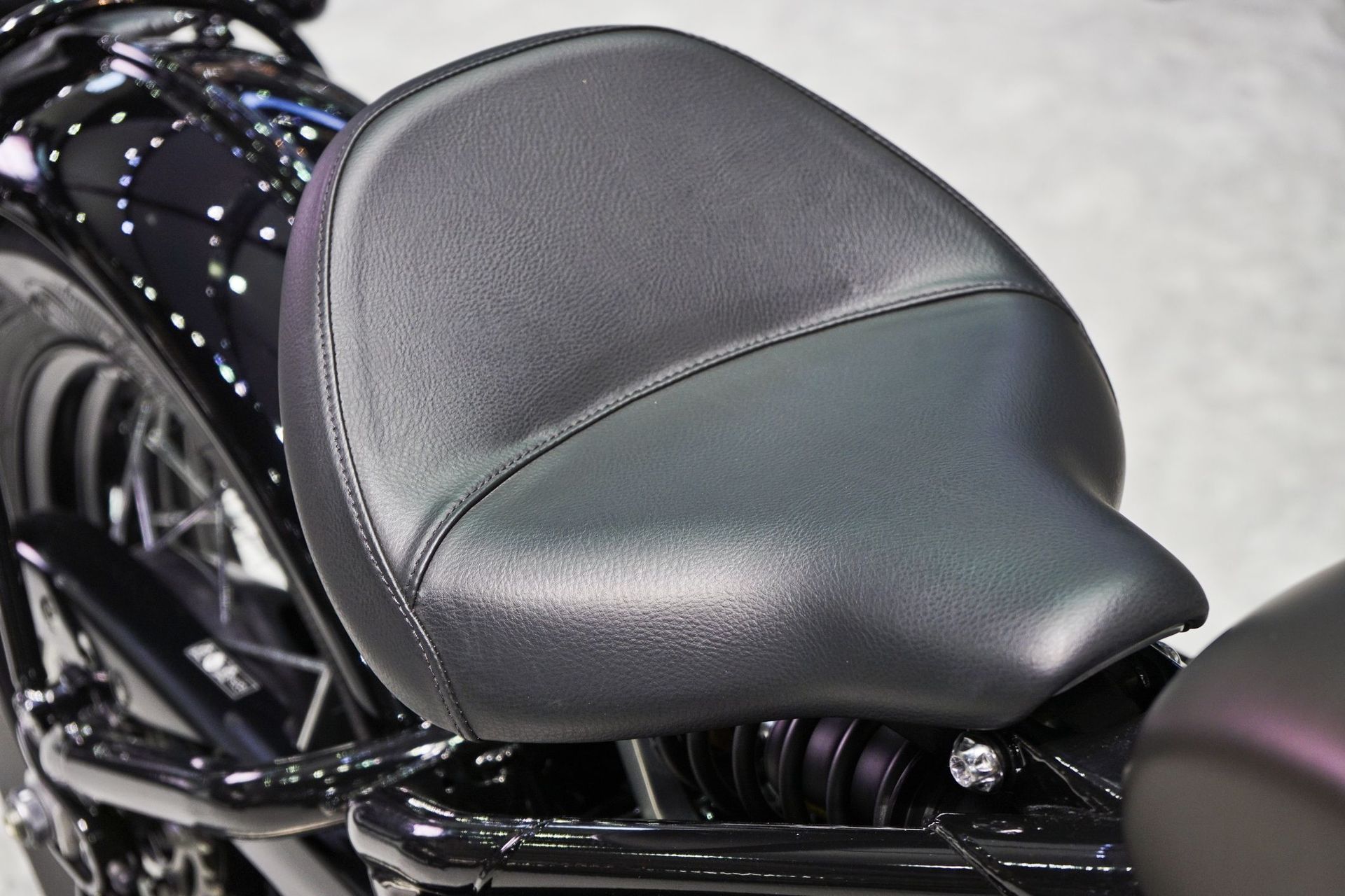 Un primer plano de un asiento de cuero negro en una motocicleta.