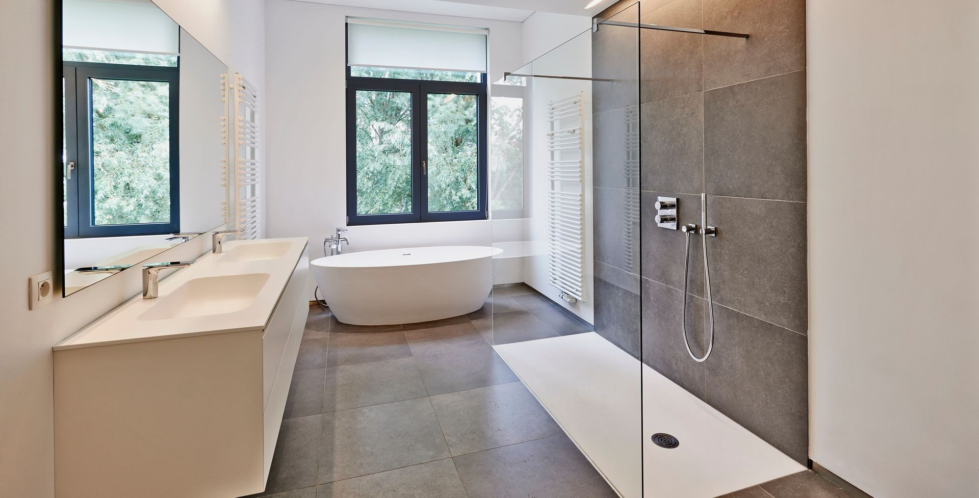 Salle de bains avec baignoire, douche à l'italienne et meuble à double vasque.