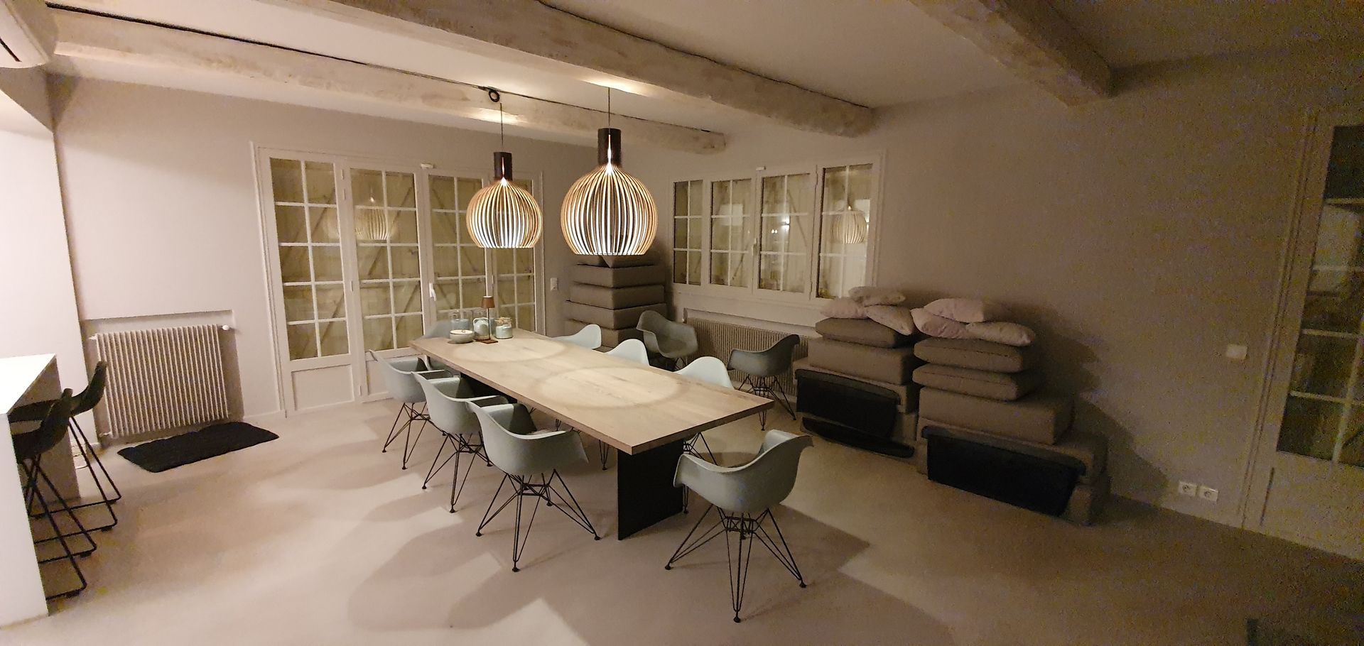 Salon avec poutre apparente