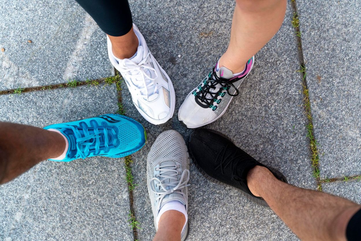 Un groupe de personnes font du yoga ensemble dans une salle de sport.
