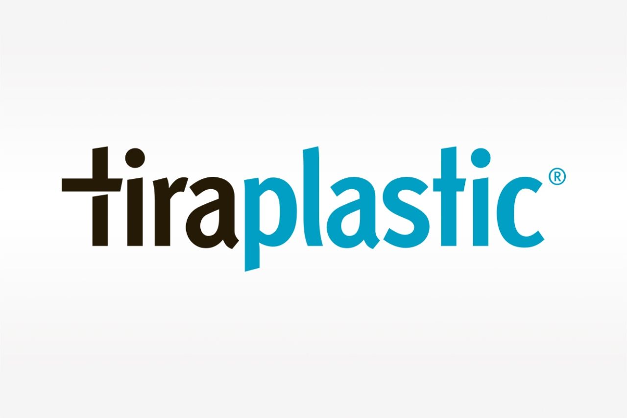 El logotipo de Tiraplastic es azul y negro sobre un fondo blanco.