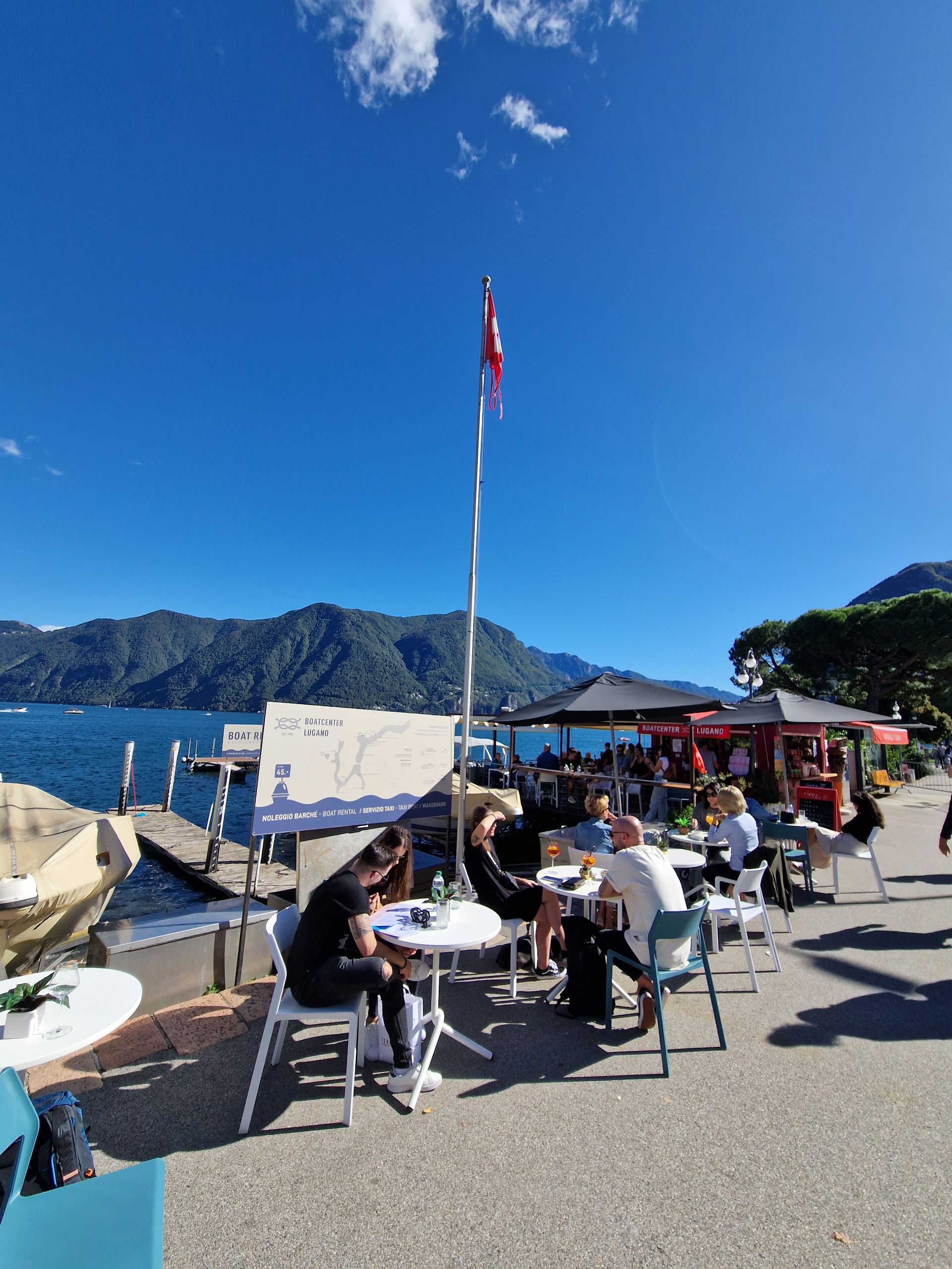 Un gruppo di persone è in piedi fuori da un ristorante.