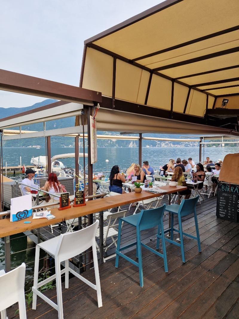 Un gruppo di persone è seduto ai tavoli di un ristorante.