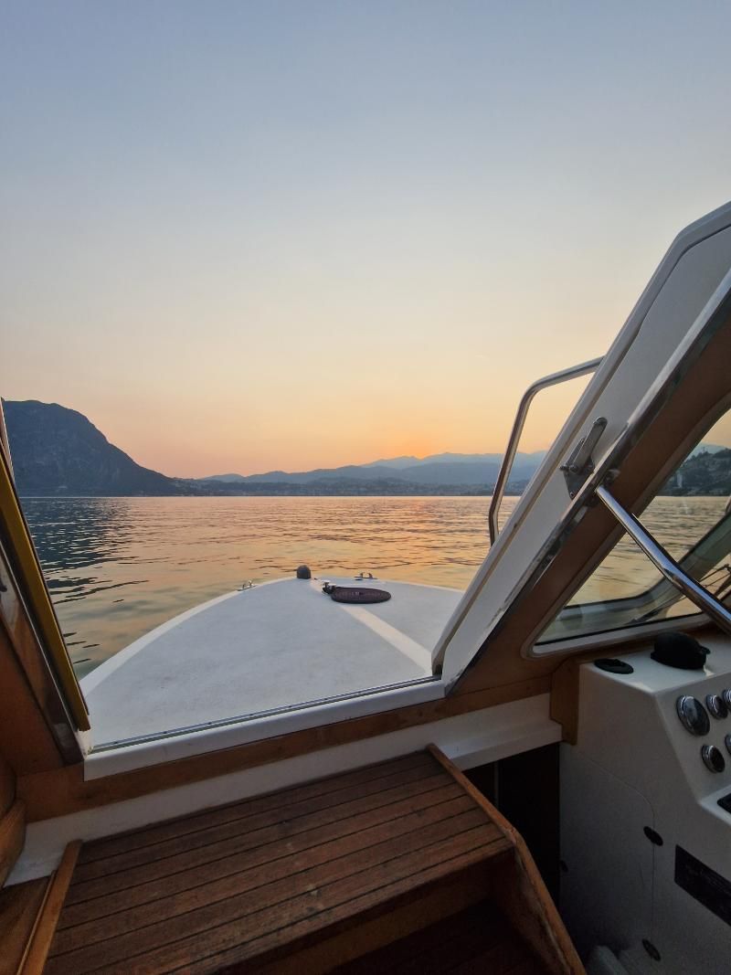 Una vista di uno specchio d'acqua dall'interno di una barca