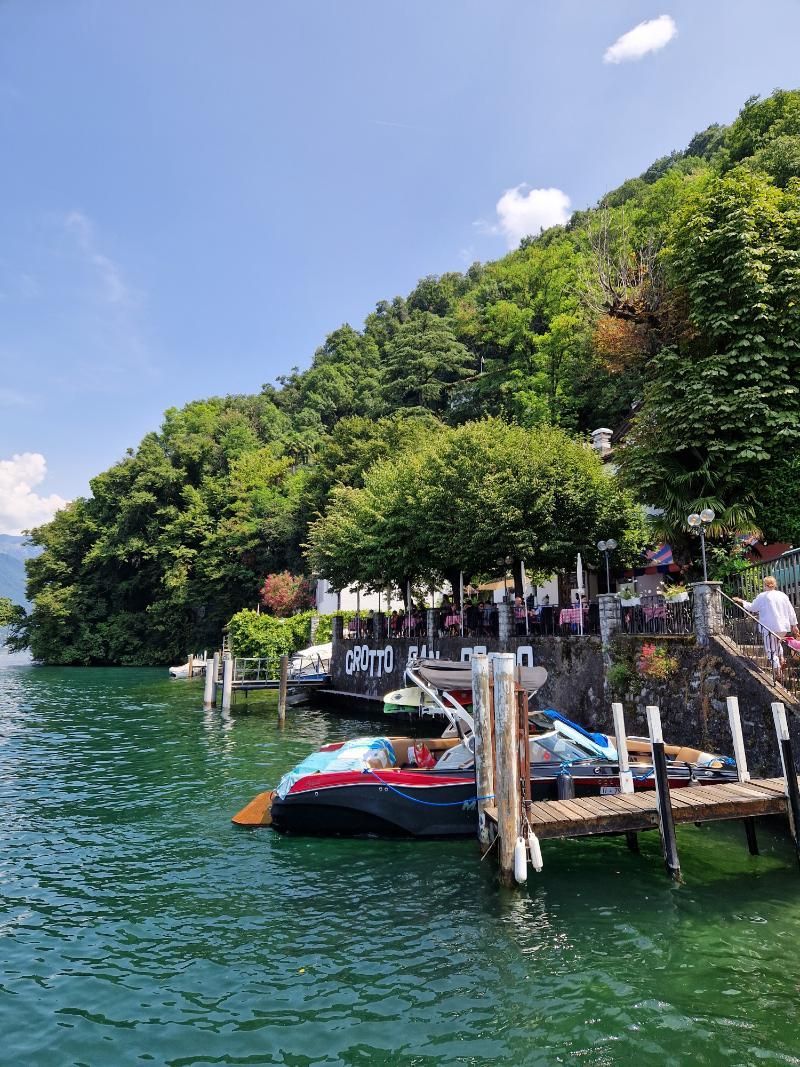 Un gruppo di barche è attraccato a un molo su un lago.