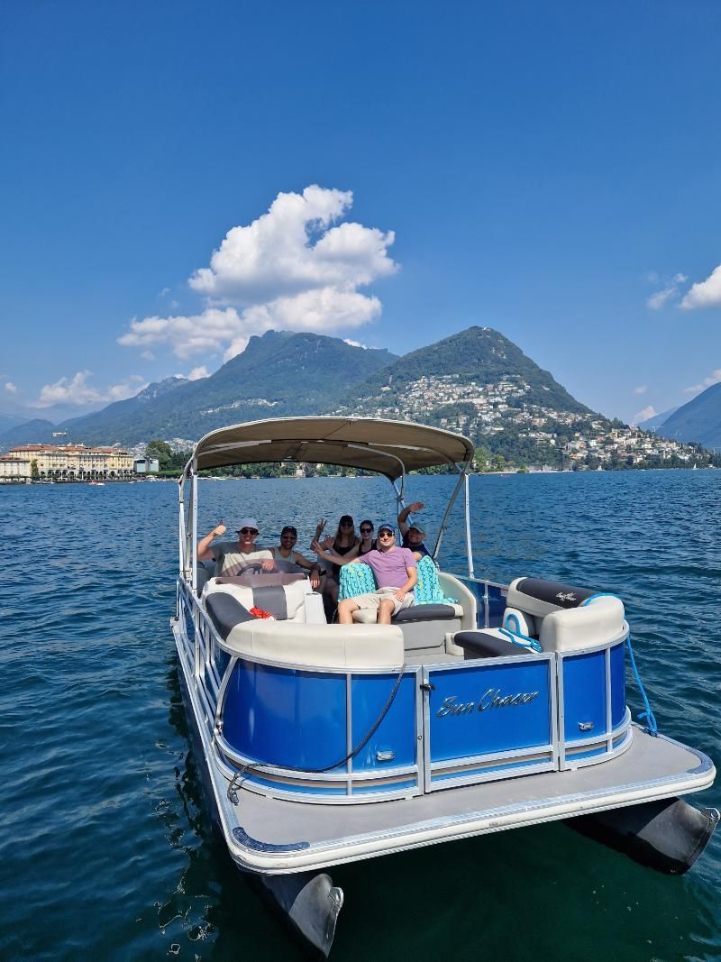 Un gruppo di persone sta navigando su un pontone su un lago.