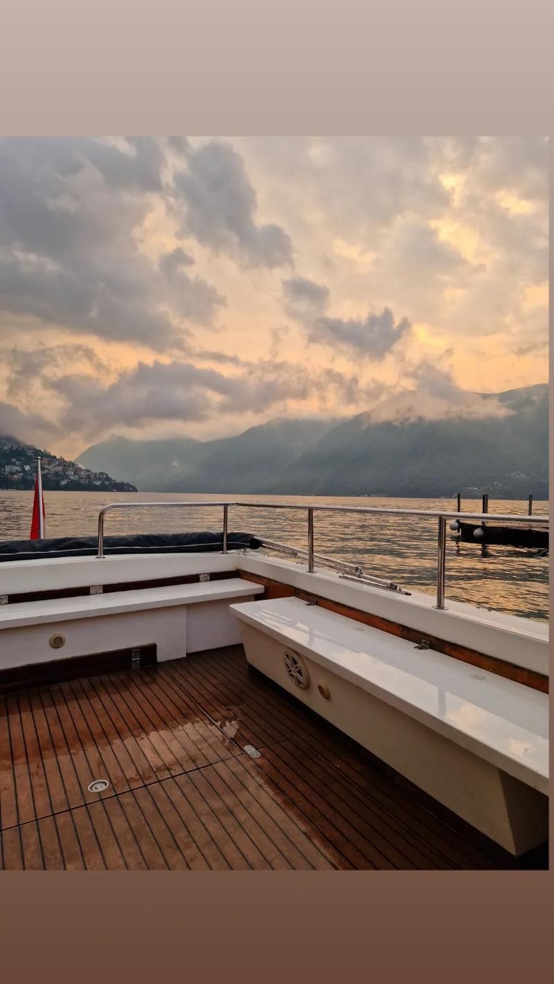 C'è una panchina sul ponte di una barca che si affaccia sull'acqua.