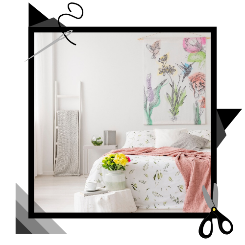 Habitación luminosa con cuadros florales en la pared, ropa de cama blanca y una manta rosa.
