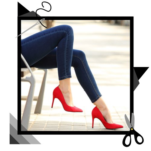 Persona con vaqueros oscuros y tacones altos de color rojo brillante, sentada con las piernas cruzadas en una fotografía de moda enmarcada.