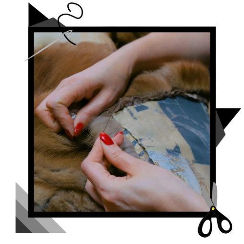 Manos cosiendo tela de piel marrón con uñas rojas en una escena de manualidades en primer plano.