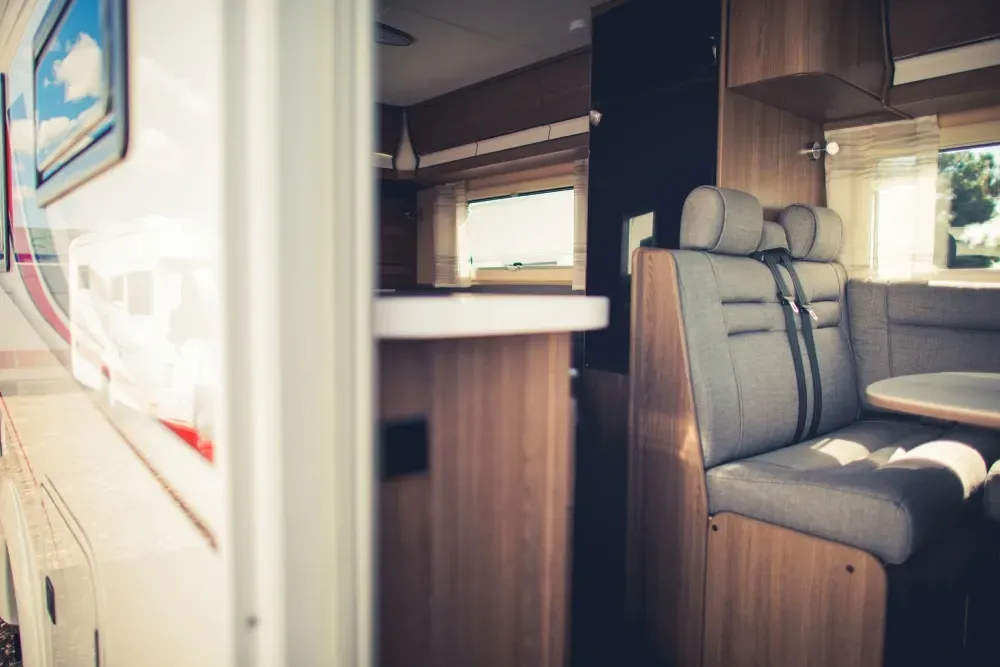 El interior de un barco con un asiento blanco y negro.