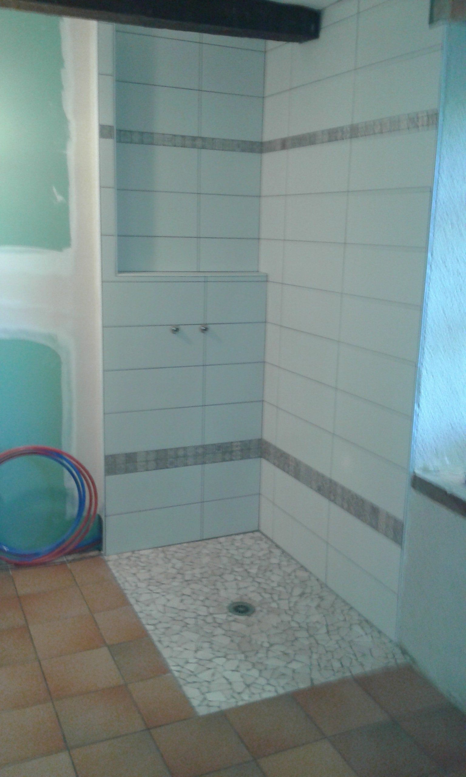 Pose de carrelage dans une douche à l'italienne